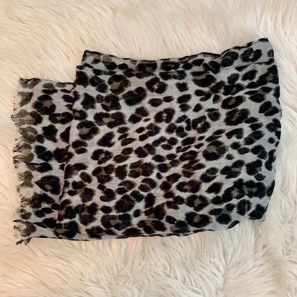 Accessories - Cheetah print scarf